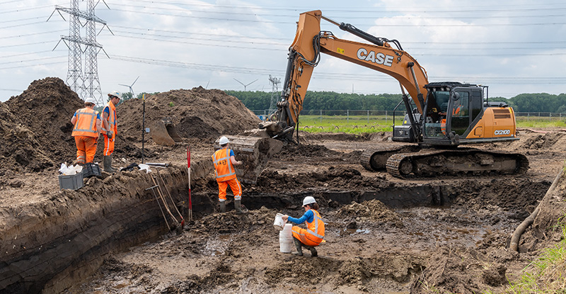 Archeologen onderzoeken sporen in de bodem bij de Kloosterweg in Raamsdonkveer